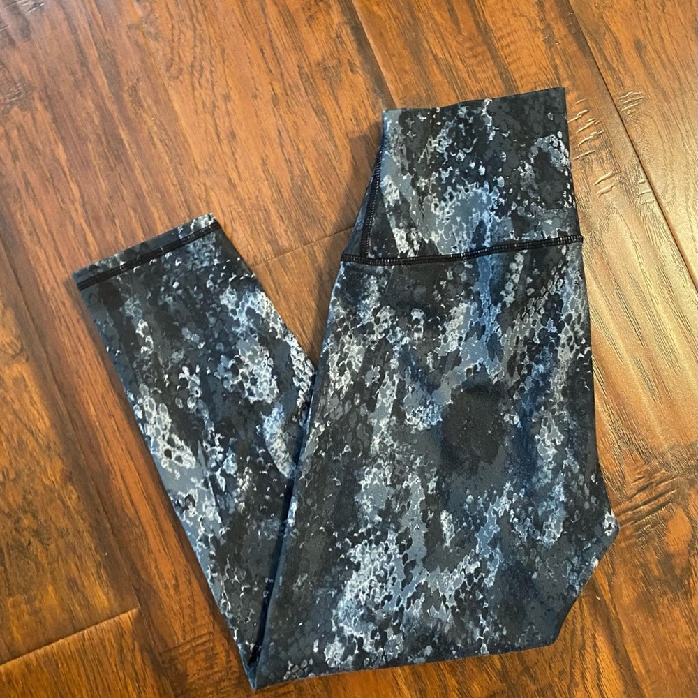 ALO Yoga Printed High-Rise Leggings in Black and Gray